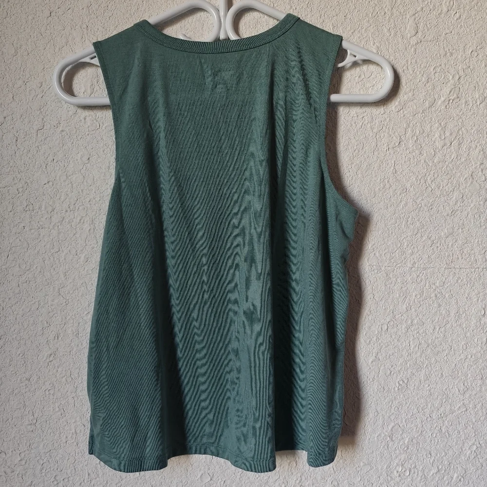 NWT OLDNAVY TANK - Picture 4 of 4